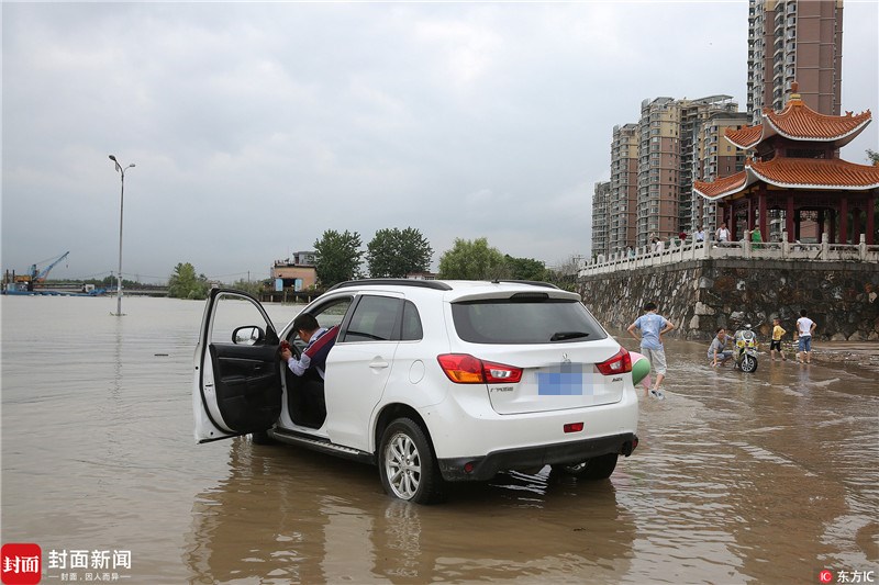 安徽安庆:长江水位暴涨淹没码头 市民水中洗车