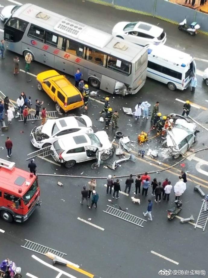 記者 楊力)6月12日下午5點過,成都交警針對此前成都迎暉路7車相撞事故