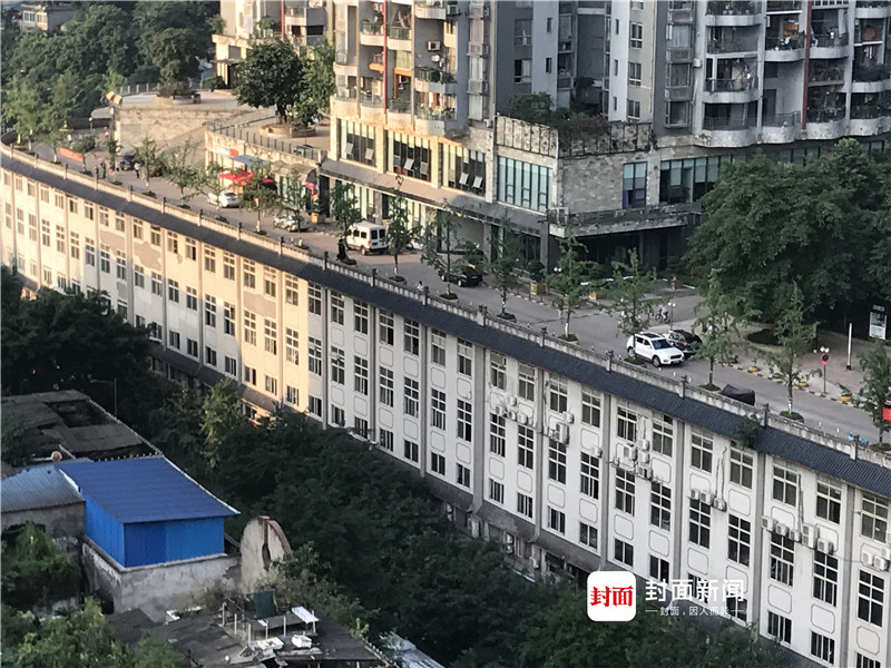 探访重庆"楼顶上是公路"网红建筑:居民认为正常得很