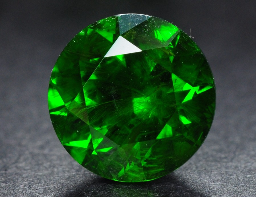 绿色石榴石只有沙弗莱吗