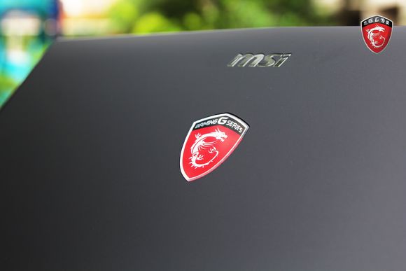 a面部分除了厂家logo以外还有象征龙骑士的龙盾内箱包装红龙内箱背部