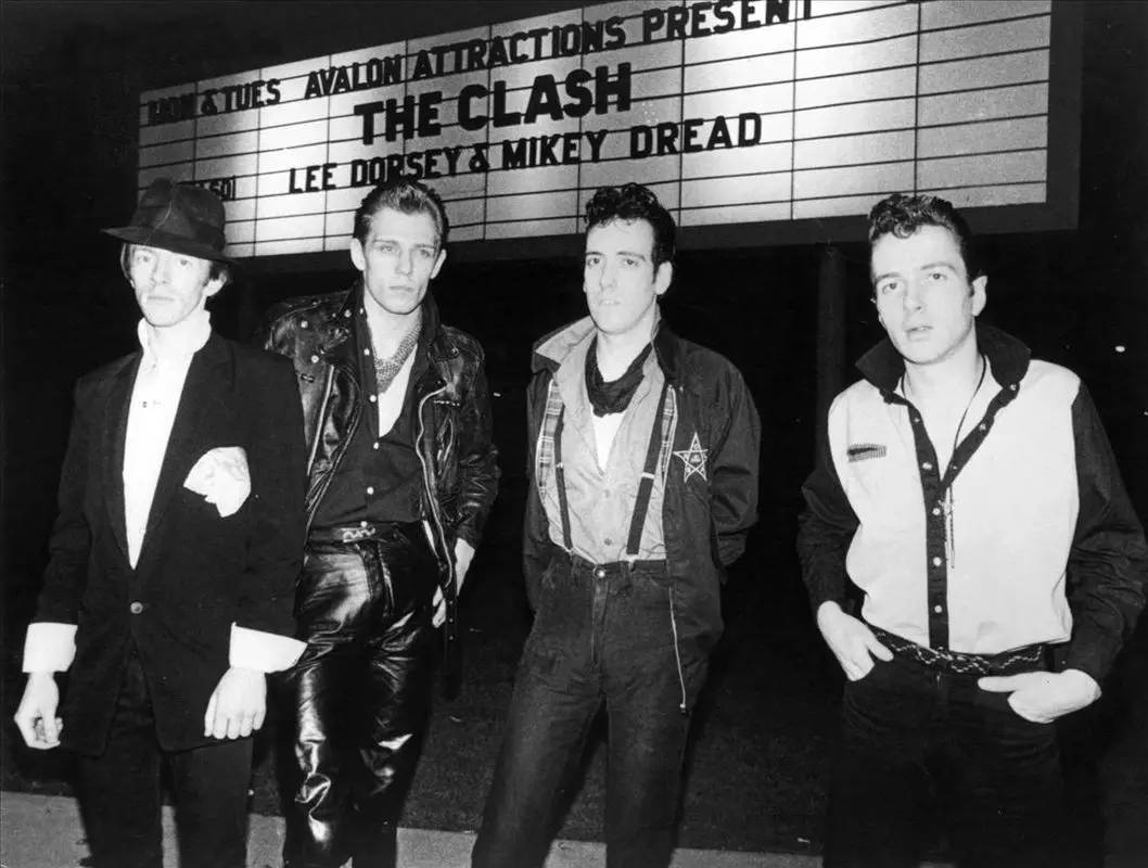 而在这首歌的歌词中,也暗含了 the clash 乐队对于社会问题的关注.