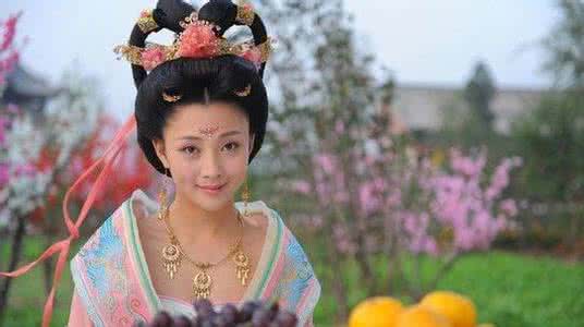 杨贵妃被安禄山抓破胸为了不引人注目发明了内衣