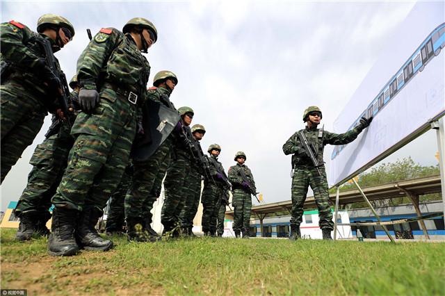 武警江苏总队在南京开展地铁反劫持演练