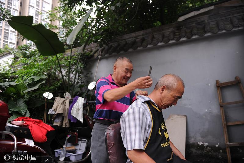 角落里,一位62岁的老人理发已有45年,他拥有三项绝活:刀峰洗眼,跳三刀