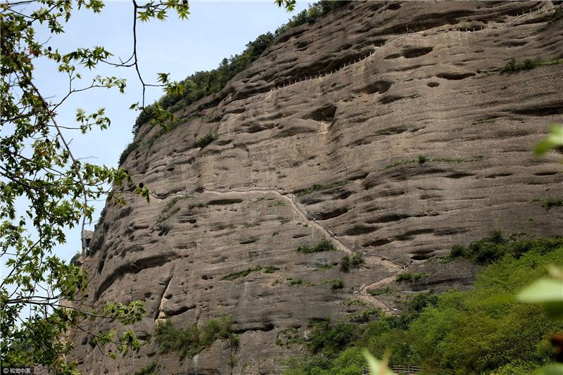 游客贴壁攀爬剑门关猿猱鸟道