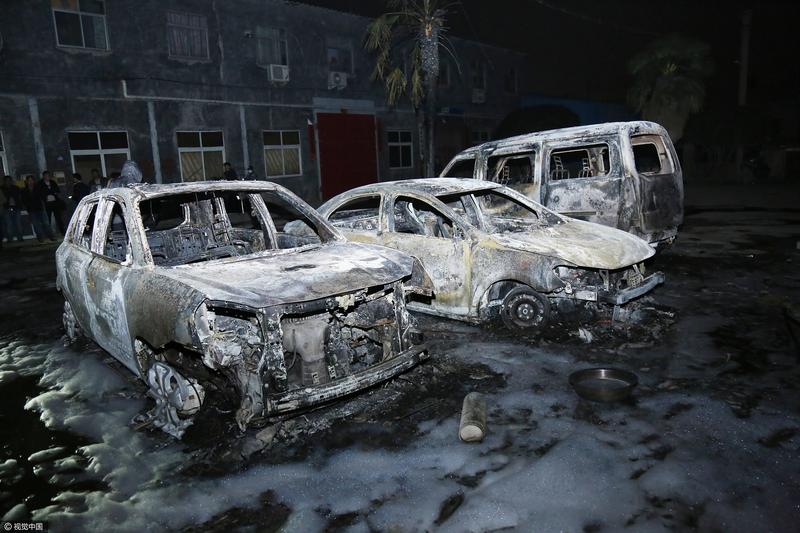 仓库起火三车被烧 地面泛起上百平方米泡沫