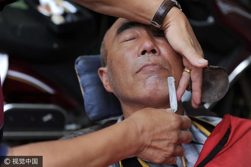 角落里,一位62岁的老人理发已有45年,他拥有三项绝活:刀峰洗眼,跳三刀