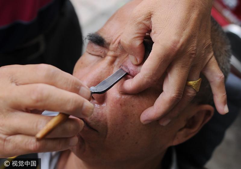 角落里,一位62岁的老人理发已有45年,他拥有三项绝活:刀峰洗眼,跳三刀