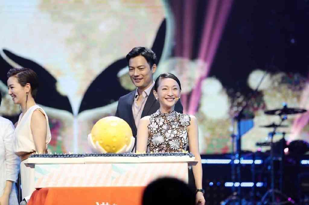 在周迅今年的公益晚会上,不见老公只见前任