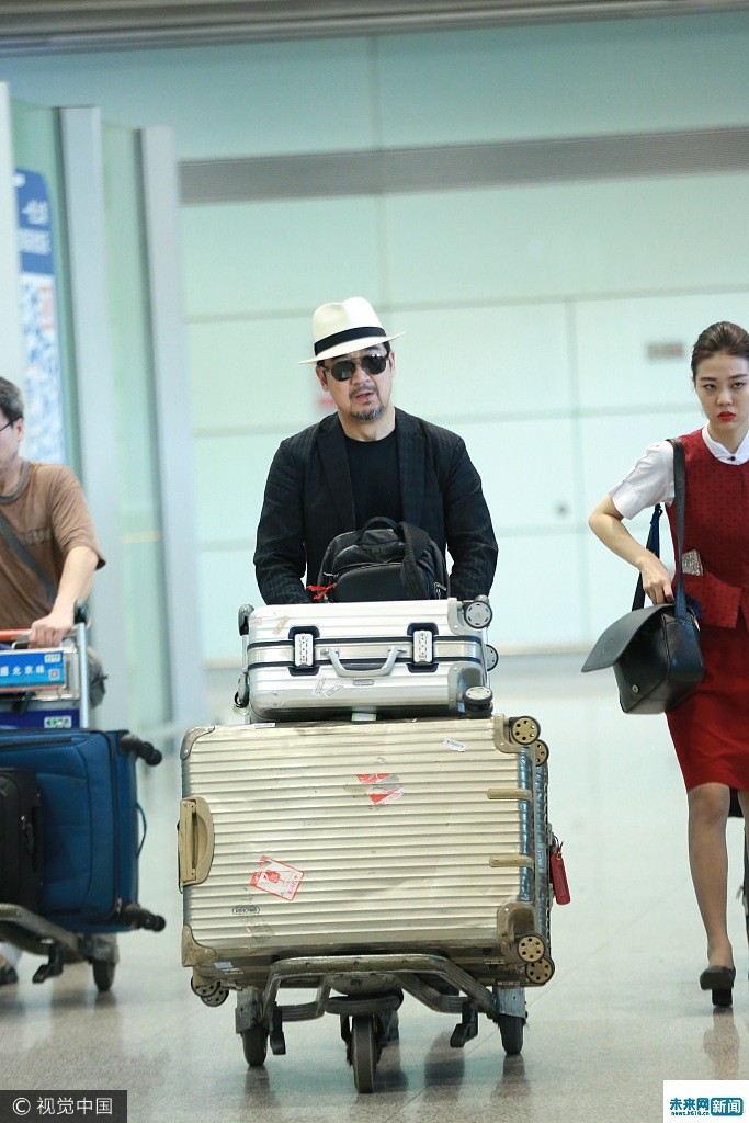 模范夫妻 邓婕机场大步开道张国立绅士范十足