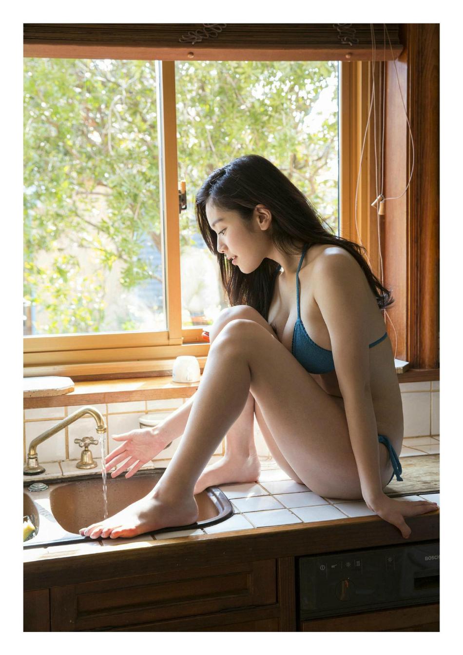 【笕美和子】美女写真 胸大惹人嫉妒 连妹纸都忍不住捏一把