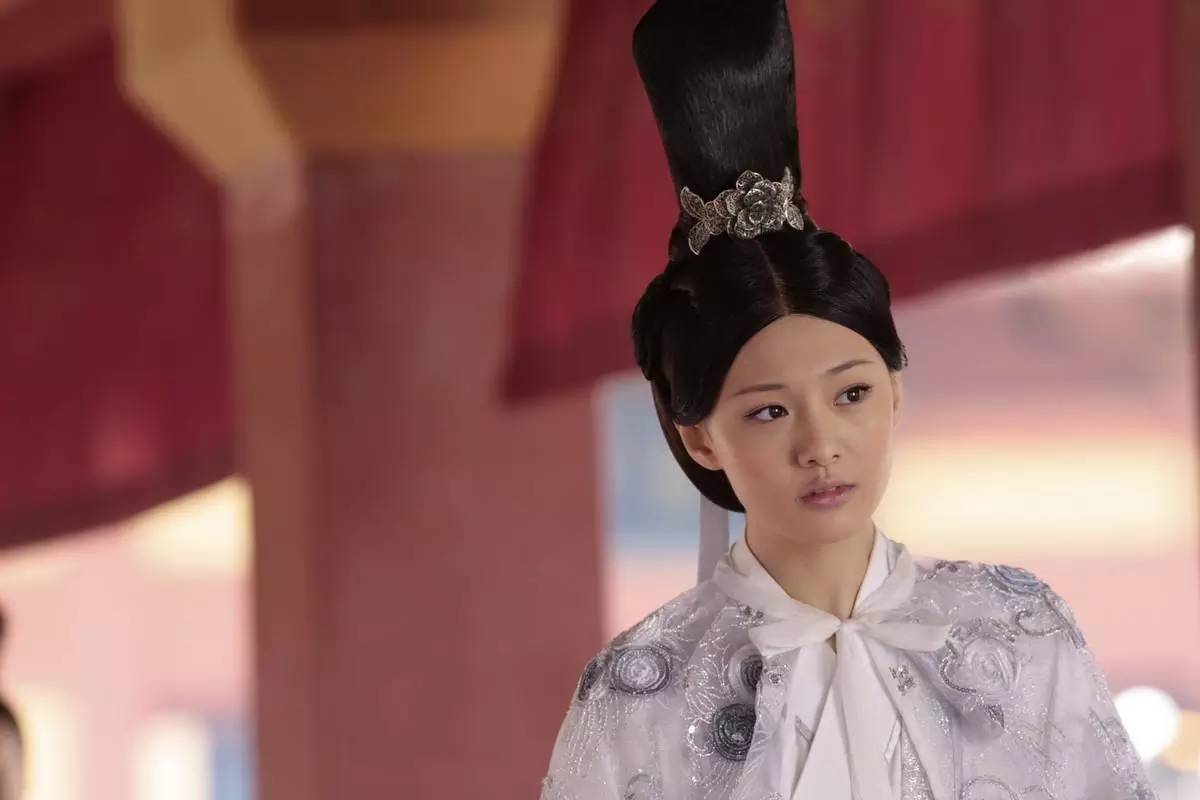 《太平公主》里的郑爽也是高高的发髻.还有完美的增高效果.