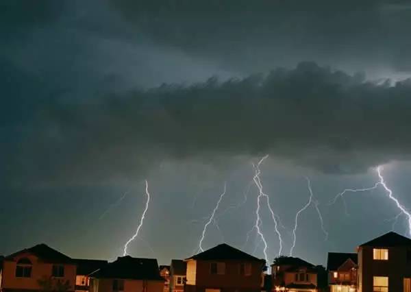 球形雷飘进屋里图片图片