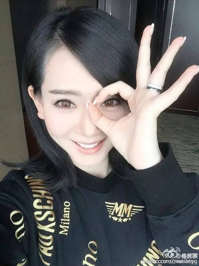 有戴美瞳的照片~甚至连素颜都要戴着美瞳···戚薇尤其喜欢大直径的
