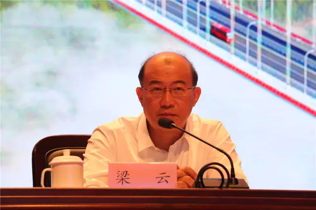 国家禁毒办常务副主任,公安部禁毒局局长梁云主持会议.