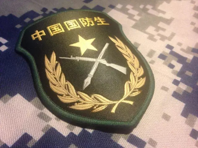 武夫谨以此文作为国防生制度建立18年的私人纪念新版中国国防生臂章上