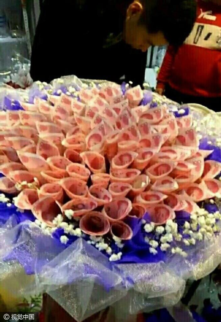 这个实惠!男子用万元钞票做成"花束"送女友