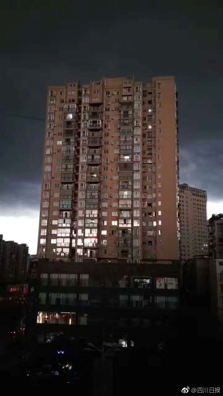 四川达州雨前黑云压城 白昼如夜刷爆朋友圈
