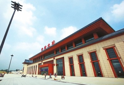 高铁从开封北站始发时间为15:16,到达北京西站时间为19:33,中途停靠