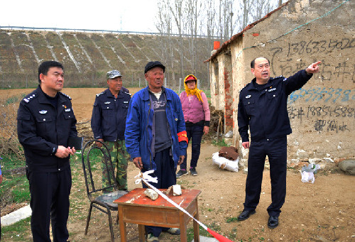 莱山区政府副区长公安分局局长郭善海到解甲庄街道视察护林防火工作