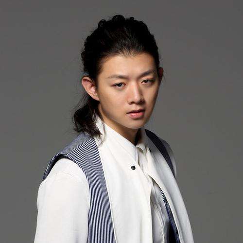 霍尊疑曝恋情 带神秘女家中相聚甜蜜依偎