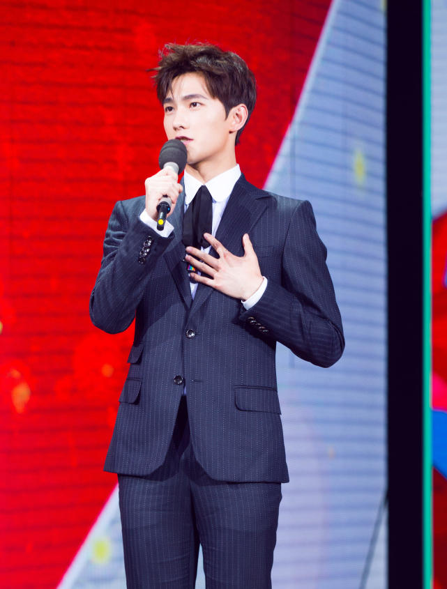 杨洋获五四优秀青年称号再登央视致敬优秀青年