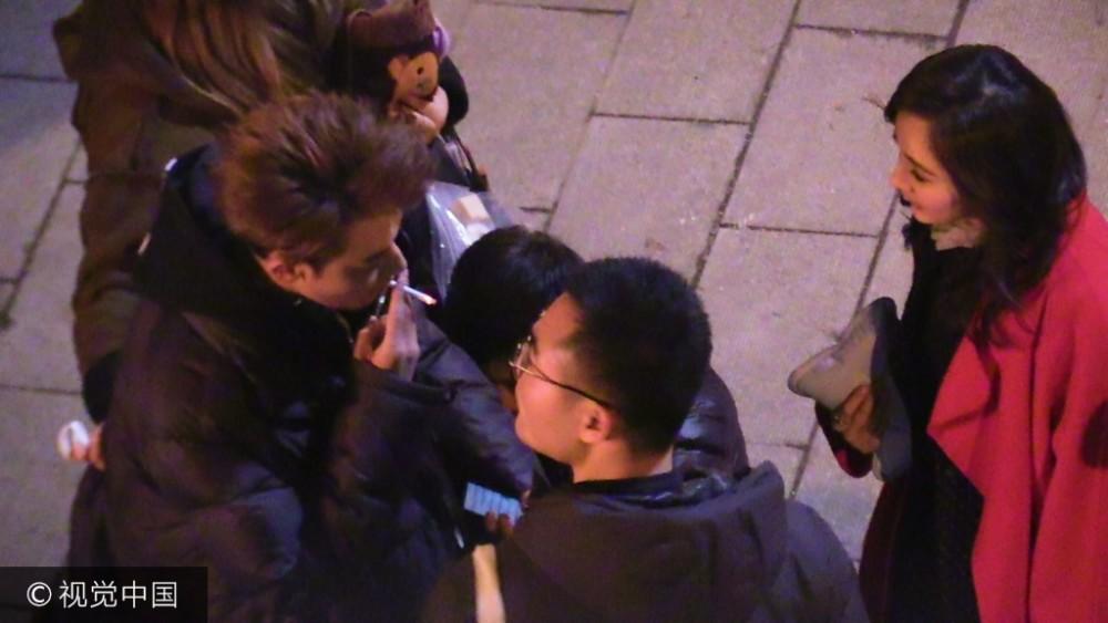 黄子韬片场吸烟 这姿势一看就是老烟枪