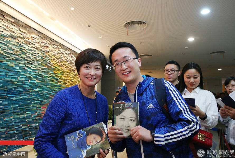 敬一丹与书迷合影.敬一丹.67676767