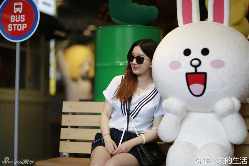孟非女儿孟星亚满20岁腿长温婉亭亭玉立