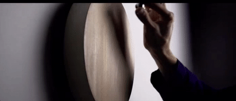 站在这个悬浮球时钟前我可以盯上一整天