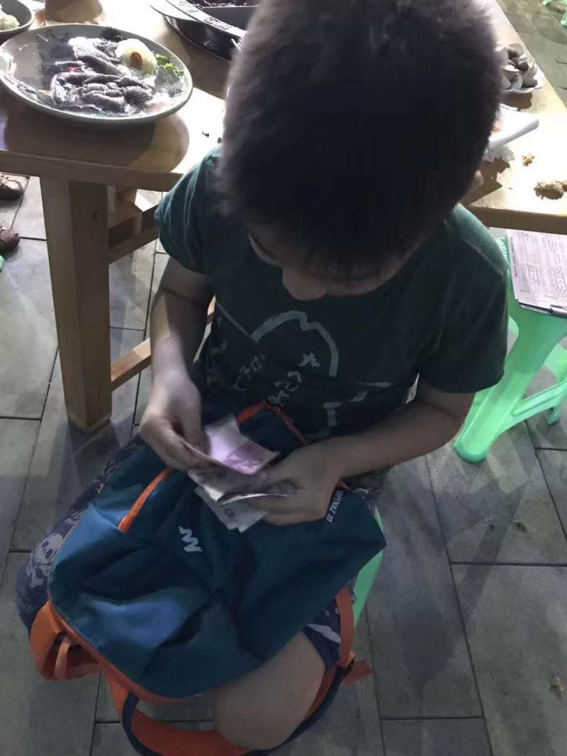 社会我钱哥，一人吃火锅！这个8岁的重庆“孤独”男孩火了