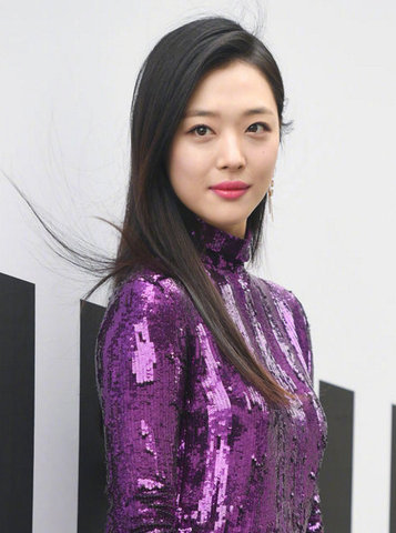 雪莉穿紫色亮片长裙 笑容甜美皮肤白皙