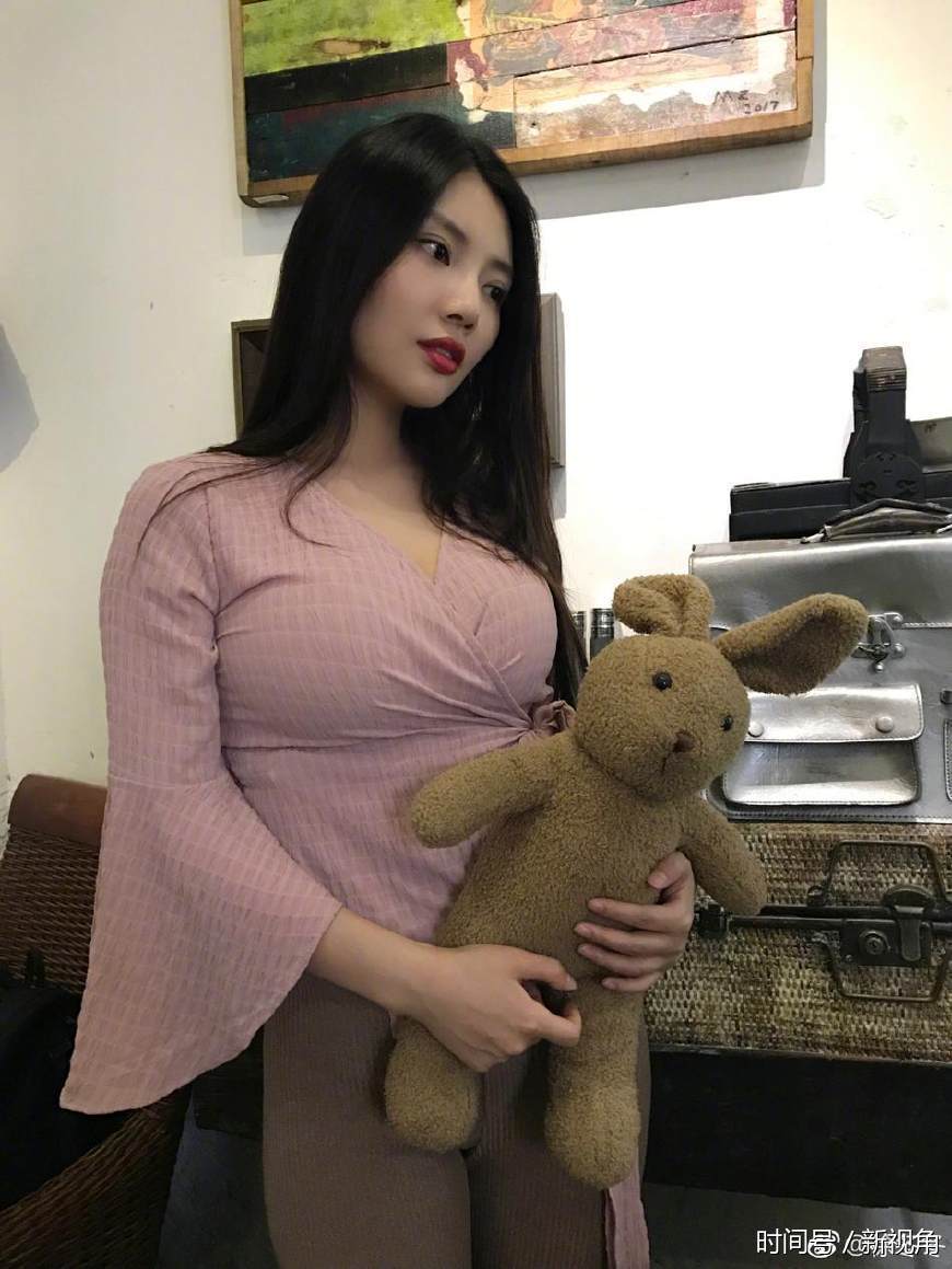 大嫂徐冬冬拍片凹造型丰满上围性感不减