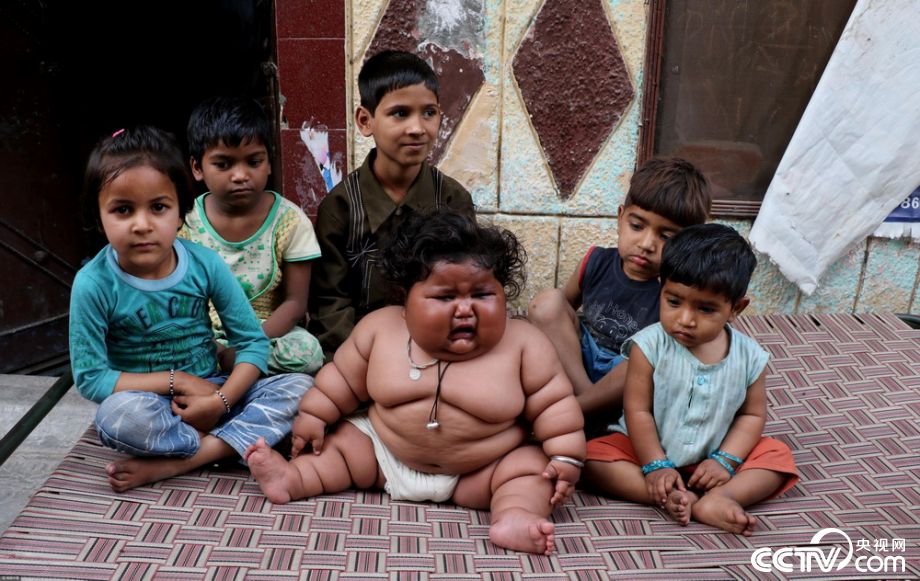 印度8个月婴儿体重34斤 似真人版"米其林小胖人"