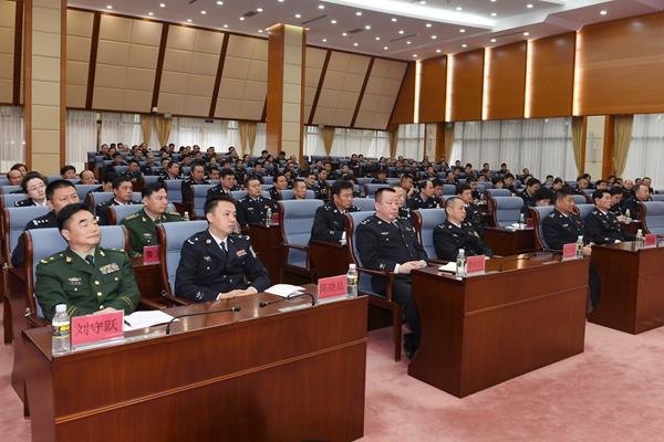 公安部人事训练局副巡视员陈延超,省委组织部部务委员李映旭,厅党委