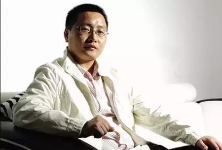 他是飞科电器创始人李丐腾,一个专注事业,高瞻远瞩,雷厉风行却极度