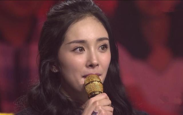 杨幂被吐槽颜值崩了?戴美瞳直播,高清镜头难掩