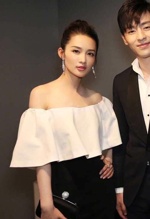 李沁不仅和杨幂撞衫,连脖子都一样,天鹅颈这是怎么了?