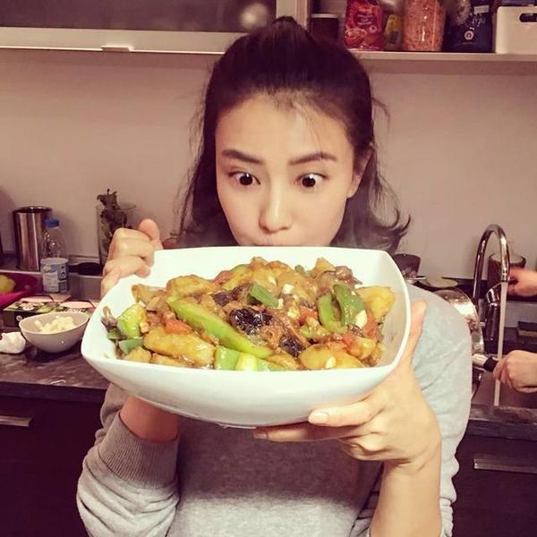 陈伟霆晒厨艺照却被手和背影抢镜,而刘若英因