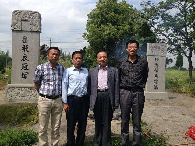 秦桧跪了800多年,要站起来,岳飞后人说:不行