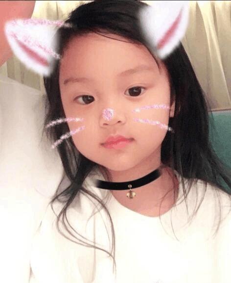 甜馨儿近照,看来小时候的接地气的馨爷马上就要变成美美哒的馨妞了.