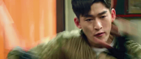 张翰不怕脏不怕累拍《战狼2》,迷彩服霸气上线