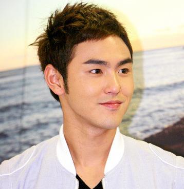 陈红儿子叫陈亦凡吧和王丽坤站一起还真的挺有夫妻相的