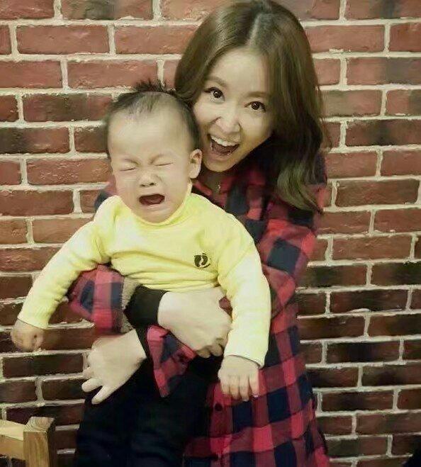 林心如半岁女儿近照,大盆脸嘟嘴调皮惹人喜爱,长的像谁一目了然