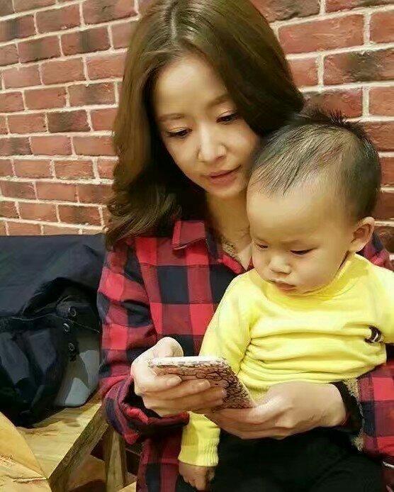 林心如半岁女儿近照,大盆脸嘟嘴调皮惹人喜爱,长的像谁一目了然