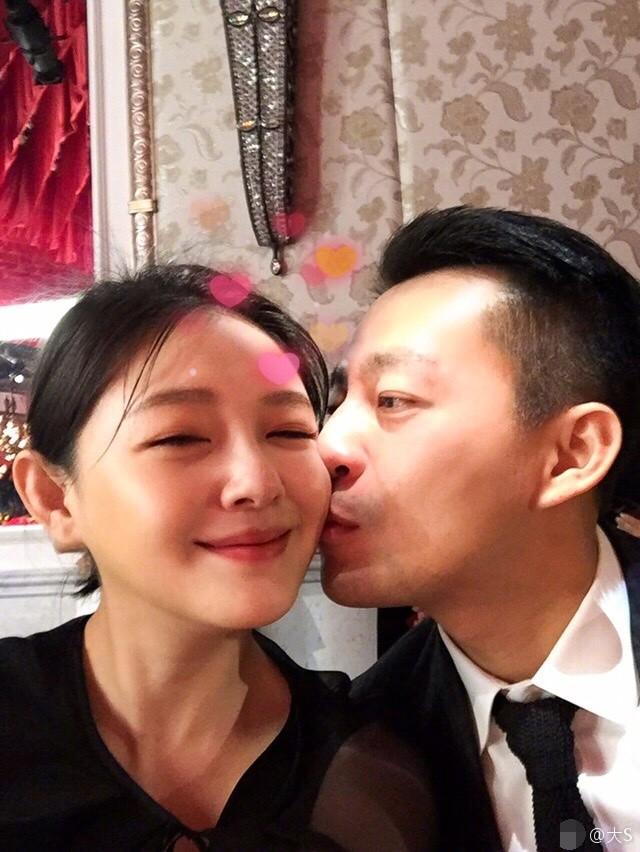 大s晒汪小菲亲吻其脸颊自拍照 祝福老公生日也要秀恩爱