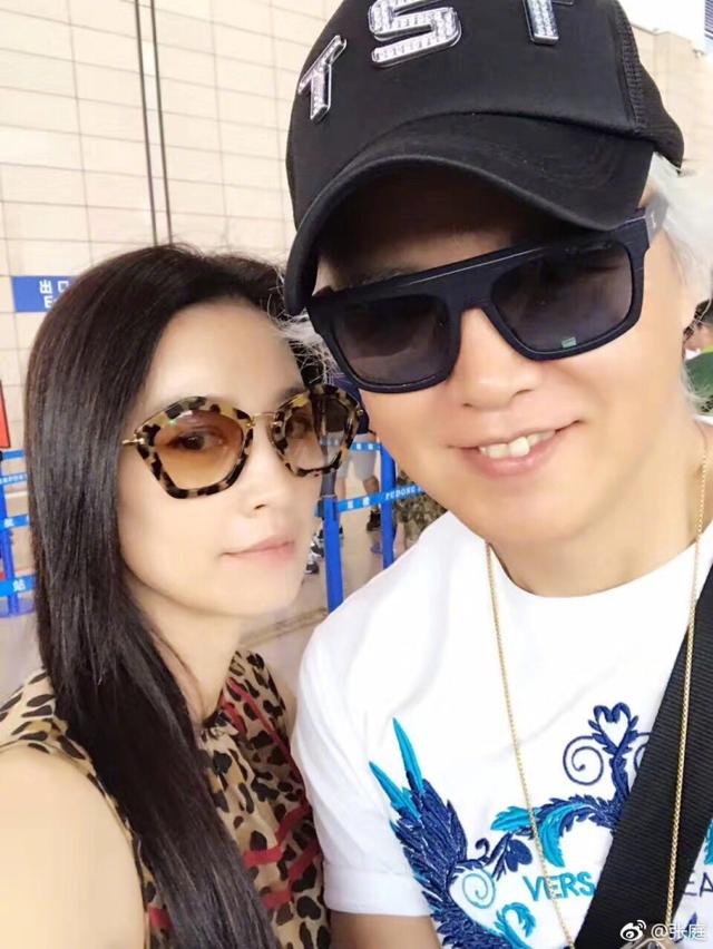 张庭晒照与老公林瑞阳飞机上秀恩爱,哎妈!这是白无常吗?网友:大哥