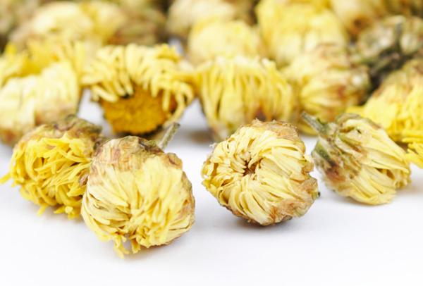 用胎菊泡的菊花茶,味纯正,浓冽,色泽金黄,含有花蜜的清香,而且泡久了