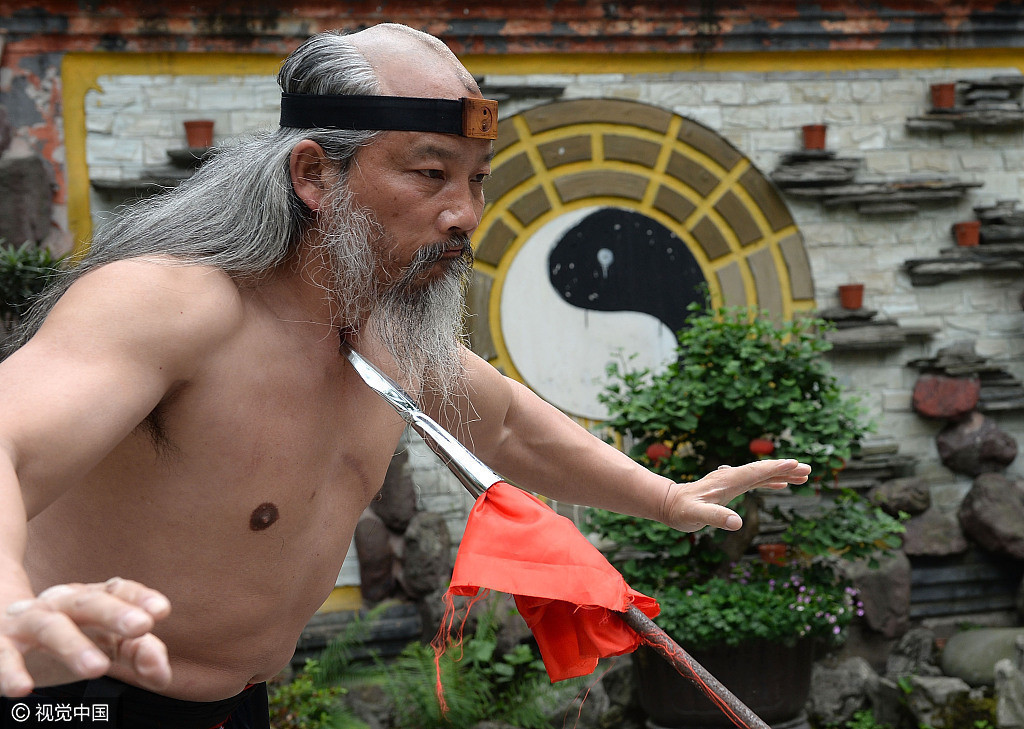 何道君展示自己练到恐怖的一双铁掌,有一点点金刚狼收起爪子的既视感